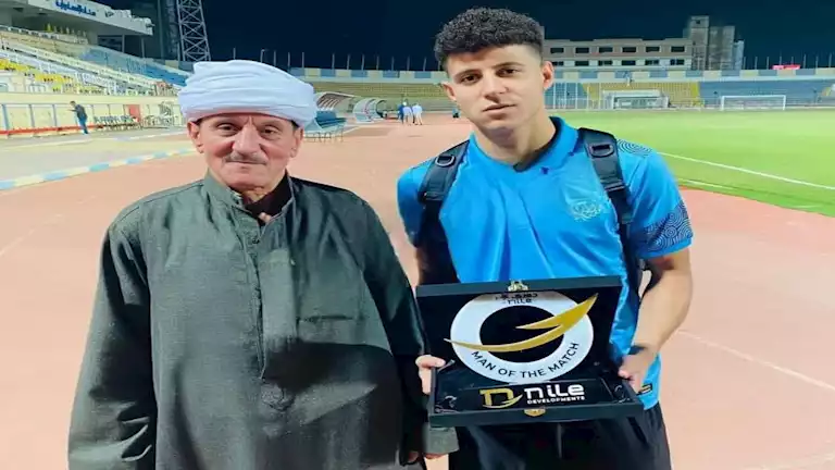 "احتفل مع والده بجائزة الأفضل".. من هو نادر فرج لاعب الإسماع