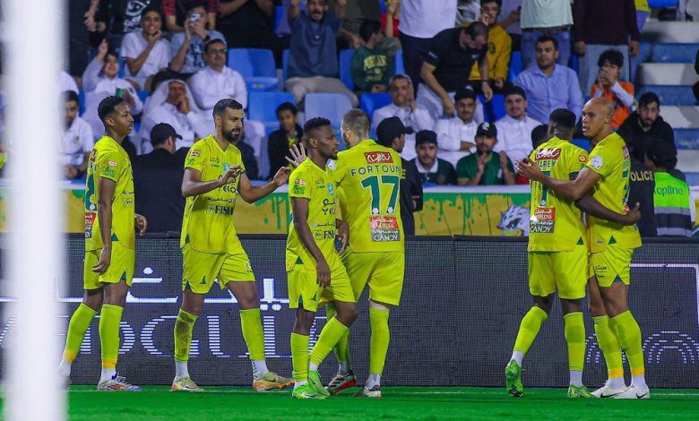 الخليج يلحق الهزيمة الأولي بـ الهلال في دوري روشن