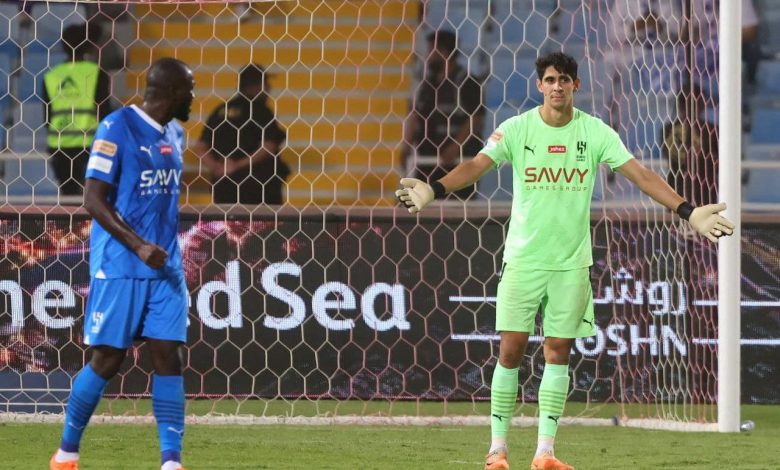 جماهير الهلال تُبرئ ياسين بونو من مسؤولية الخسارة ضد الخليج