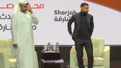 "يا ابني بس أنا جاي أتكلم كلمتين".. صلاح يداعب أحد معحبيه