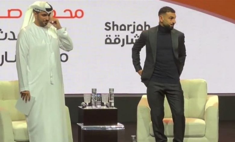 "يا ابني بس أنا جاي أتكلم كلمتين".. صلاح يداعب أحد معحبيه